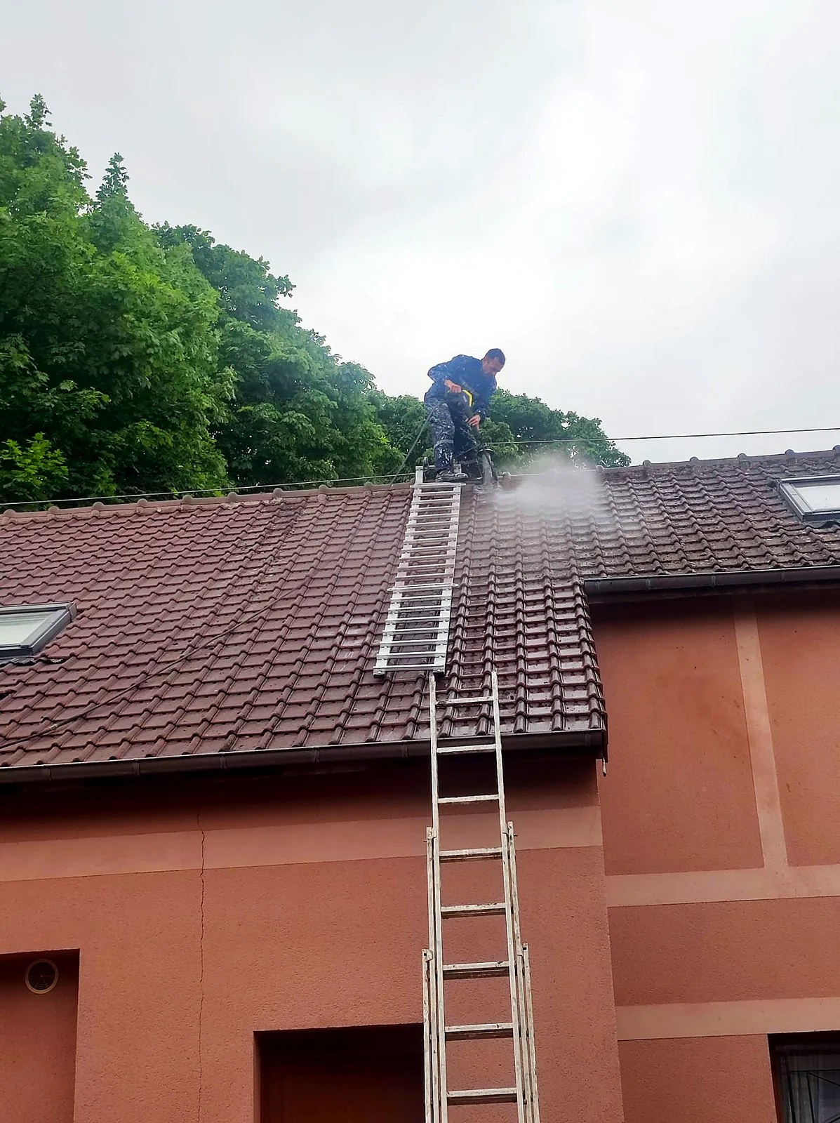 Démoussage d'une toiture au nettoyeur haute pression