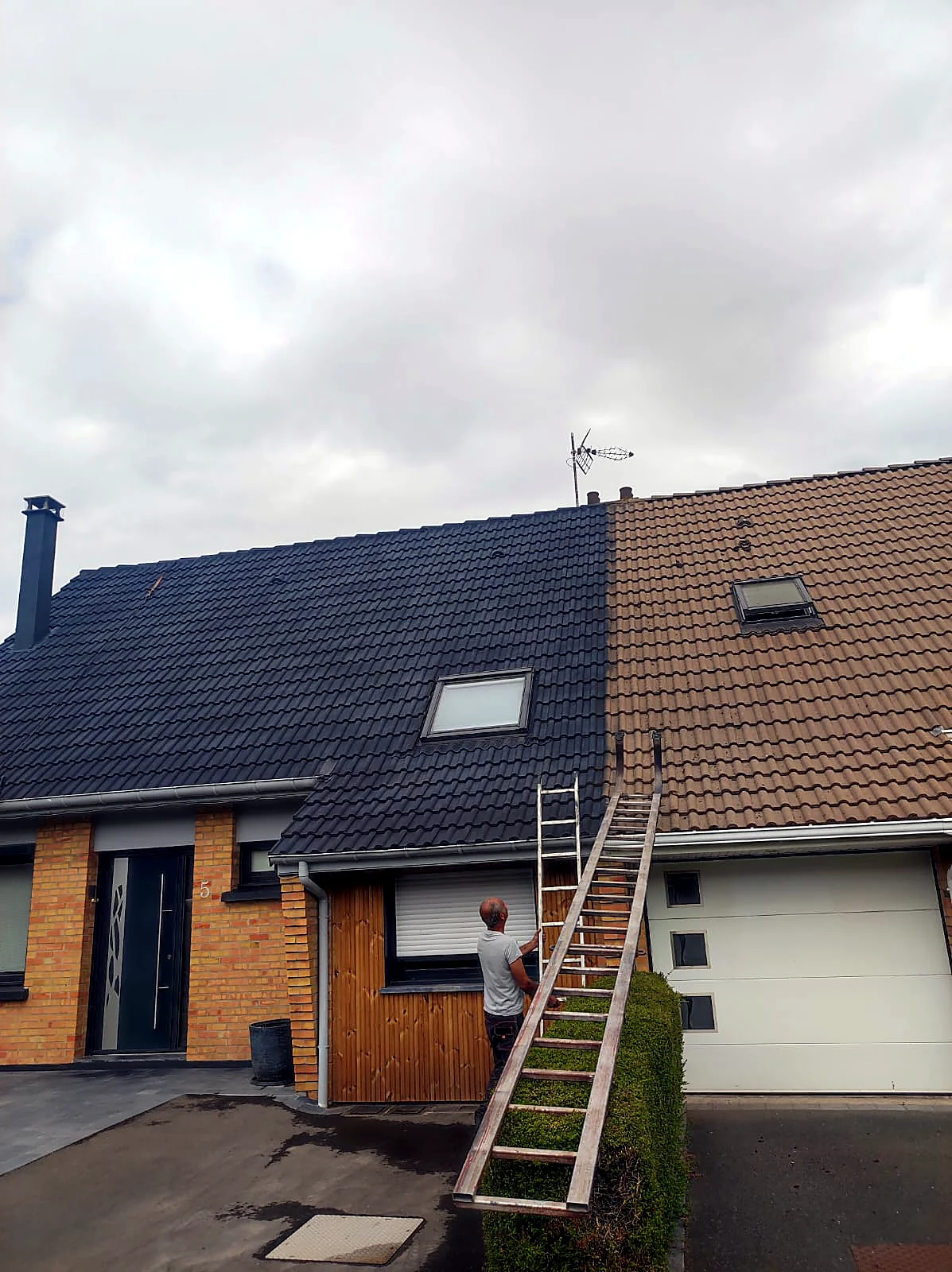 Travaux de couverture sur une maison en briques