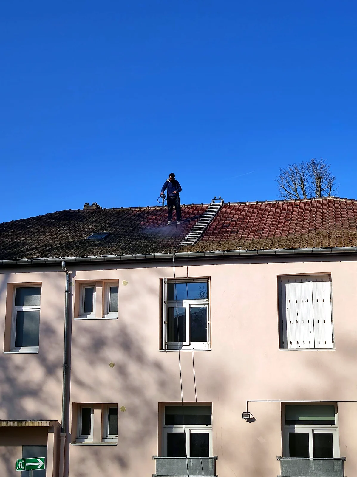 Couvreur en hauteur sur une maison de ville