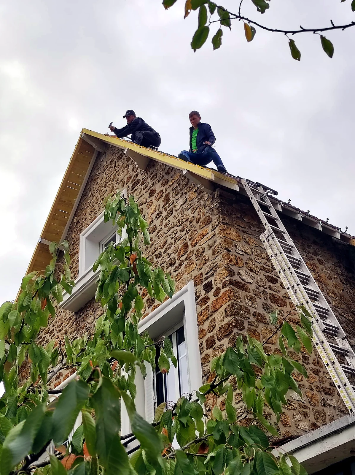 Chantier de couverture sur une maison en pierre