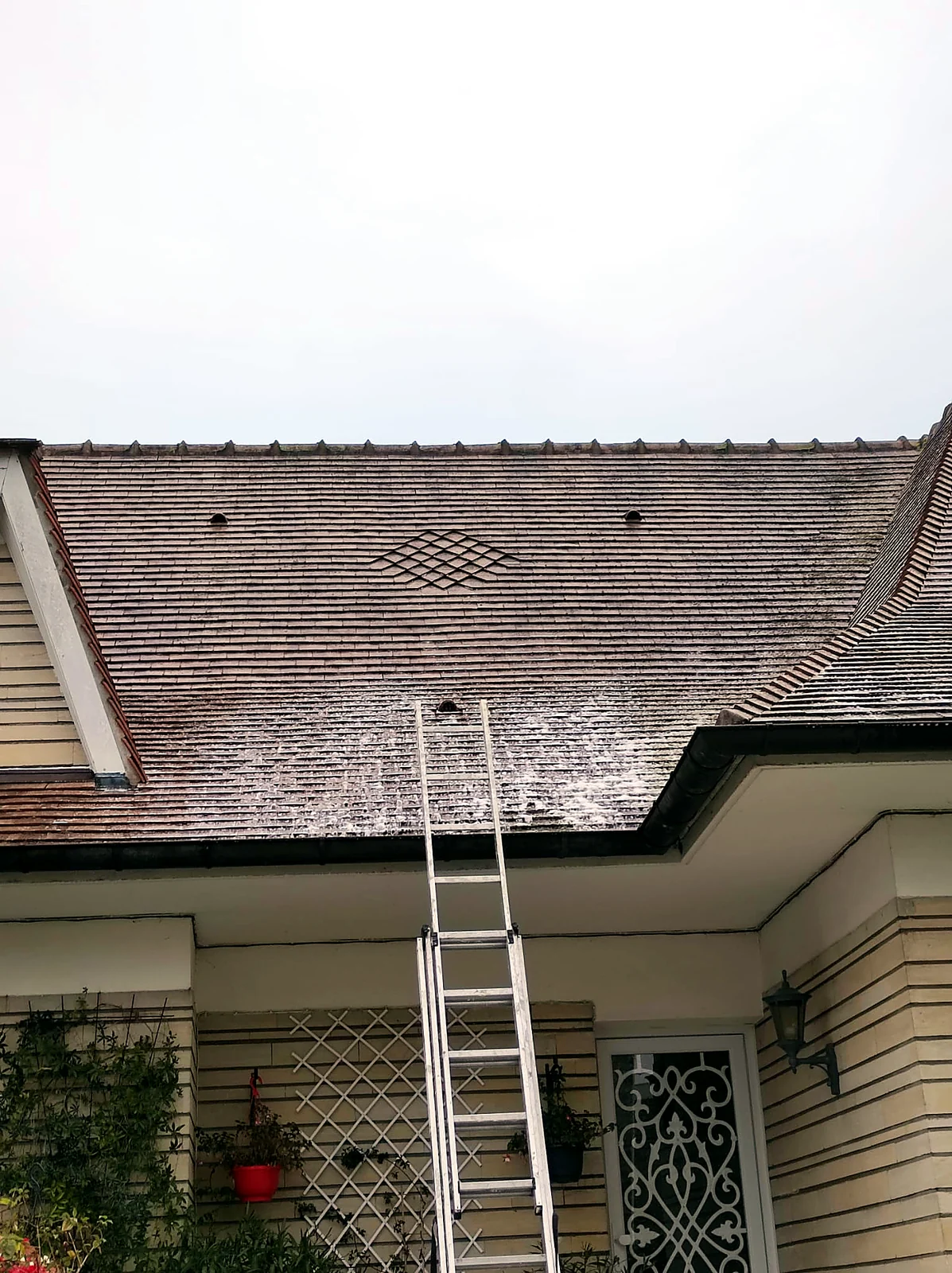 Intervention près de la cheminée d'une maison en pierre