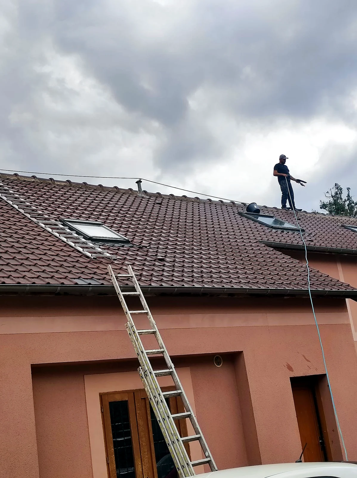 Couvreur à l'ouvrage sur une toiture de maison de ville