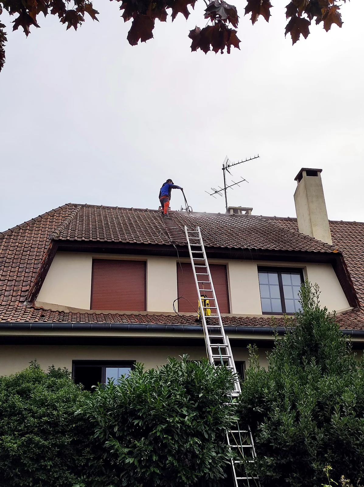 Couvreur sur une toiture pavillonnaire