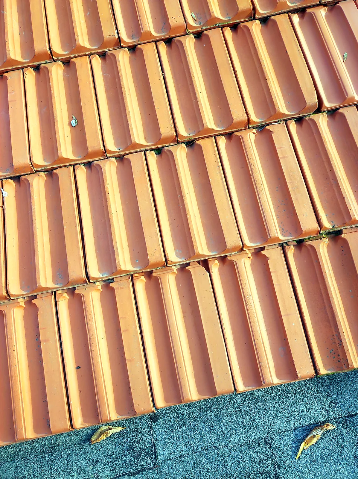 Détail d'une couverture en tuiles neuves