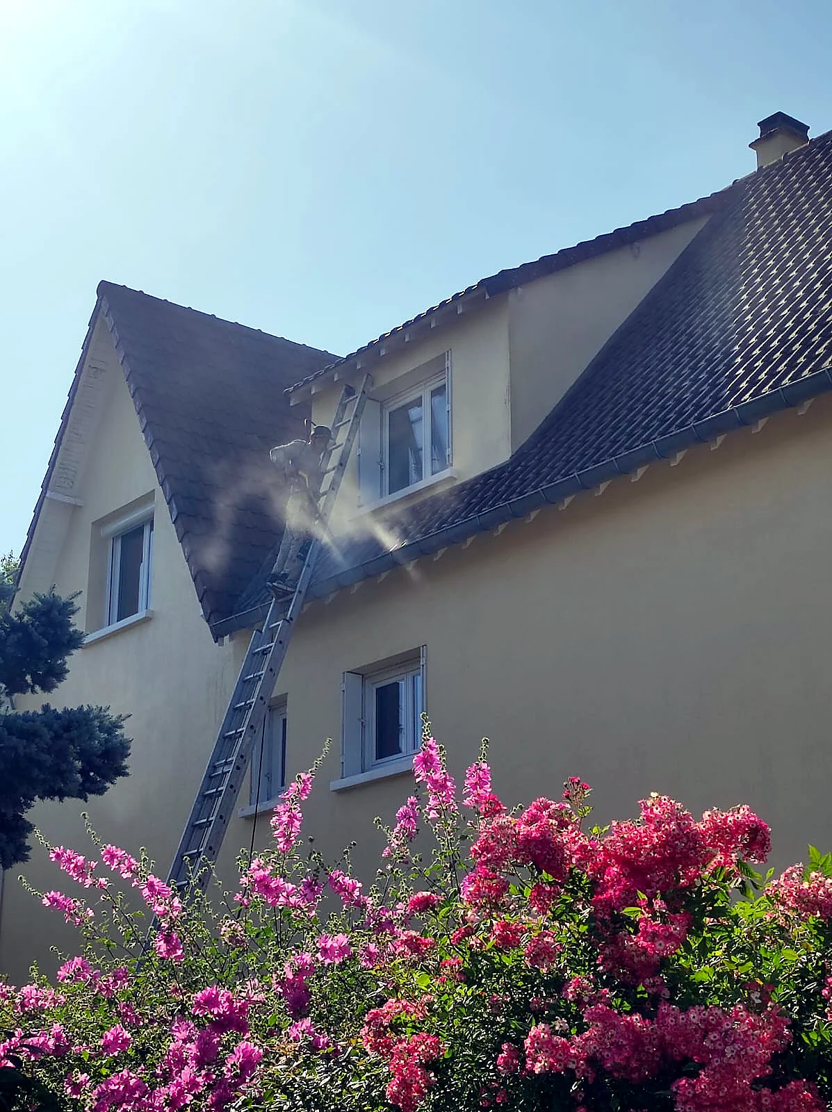 Nettoyage d'une toiture au nettoyeur haute pression