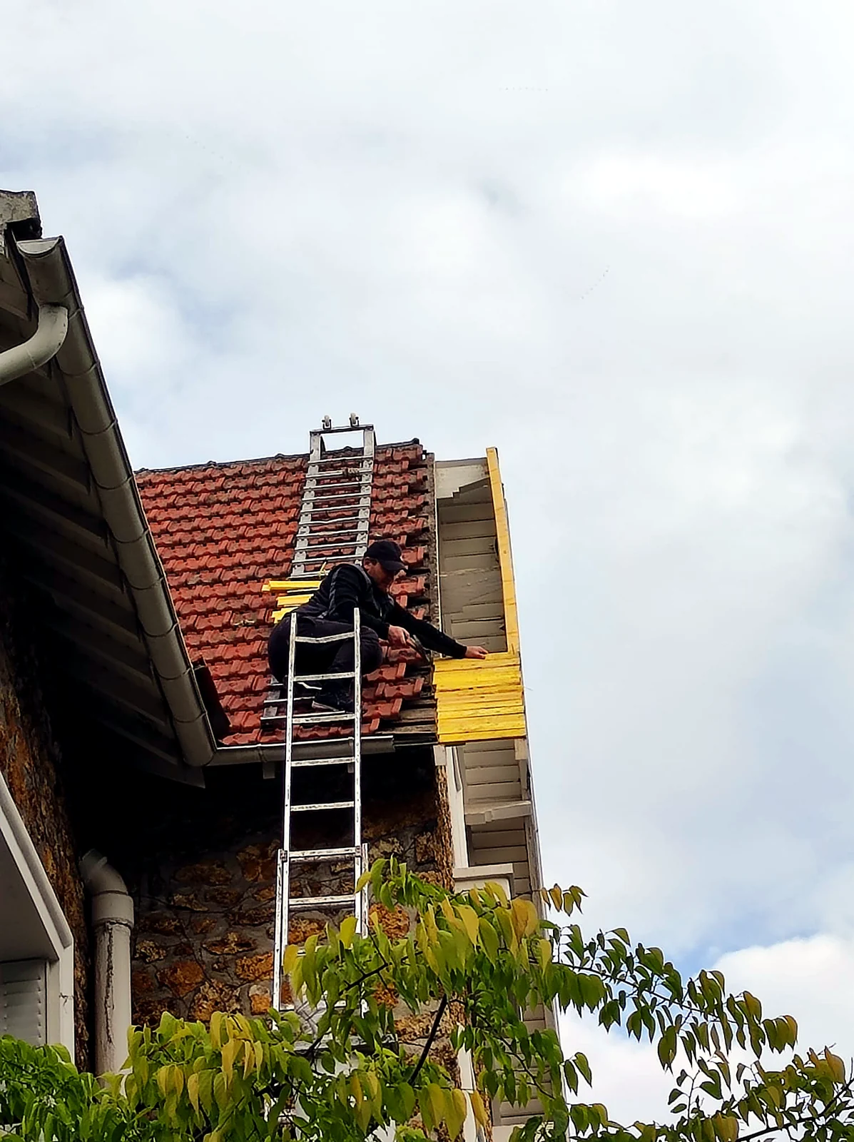 Travaux de zinguerie sur le rampant d'une toiture